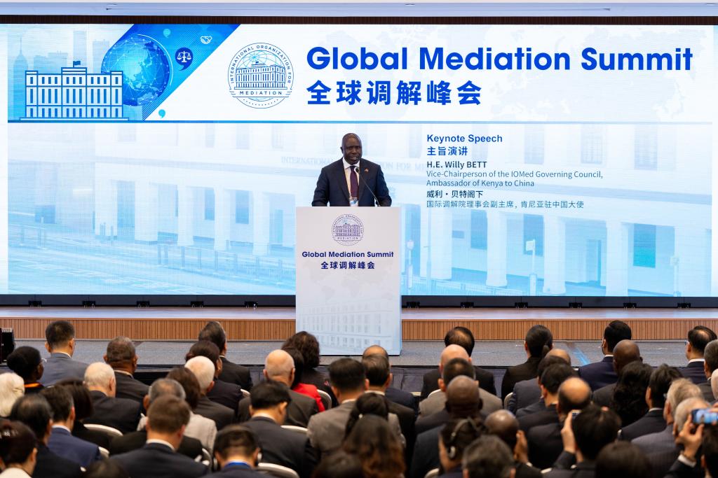 5月8日，国际调解院理事会副主席、肯尼亚驻中国大使威利·贝特在会上作主旨演讲。新华社记者 朱炜 摄